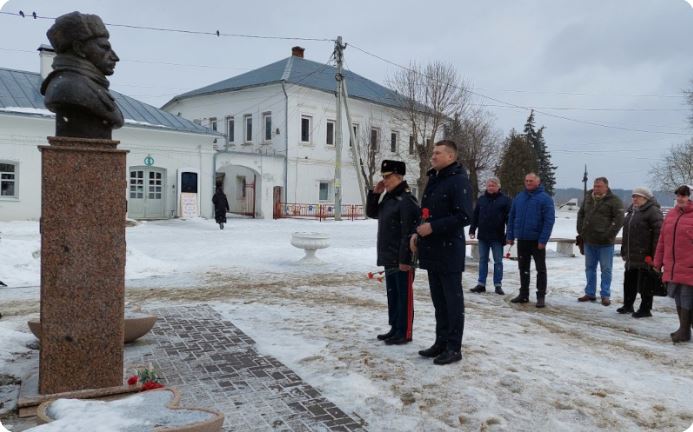 В Тарусе торжественно возложили цветы к бюсту генерал-лейтенанта М. Г. Ефремова..